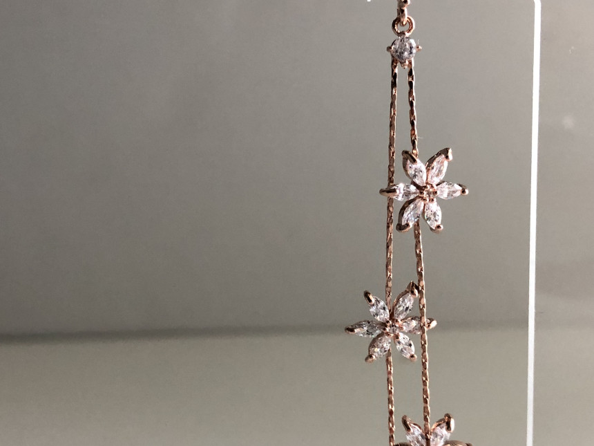 <b><p>flower Drop earring Cubic Antique chandeli</p></b><b><p>フラワー ドロップ イヤリング キュービック アンティーク シャンデリア クリスタル</p></b><br /><br /><p align='center'>