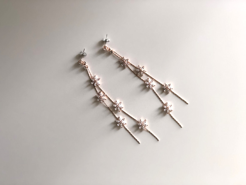 <b><p>flower Drop earring Cubic Antique chandeli</p></b><b><p>フラワー ドロップ イヤリング キュービック アンティーク シャンデリア クリスタル</p></b><br /><br /><p align='center'>