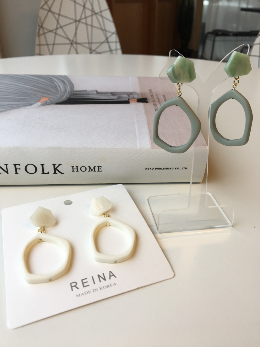 <b><p>unique acryl earring</p></b><b><p>ユニーク アクリル イヤリング</p></b><br /><br /><p align='center'>