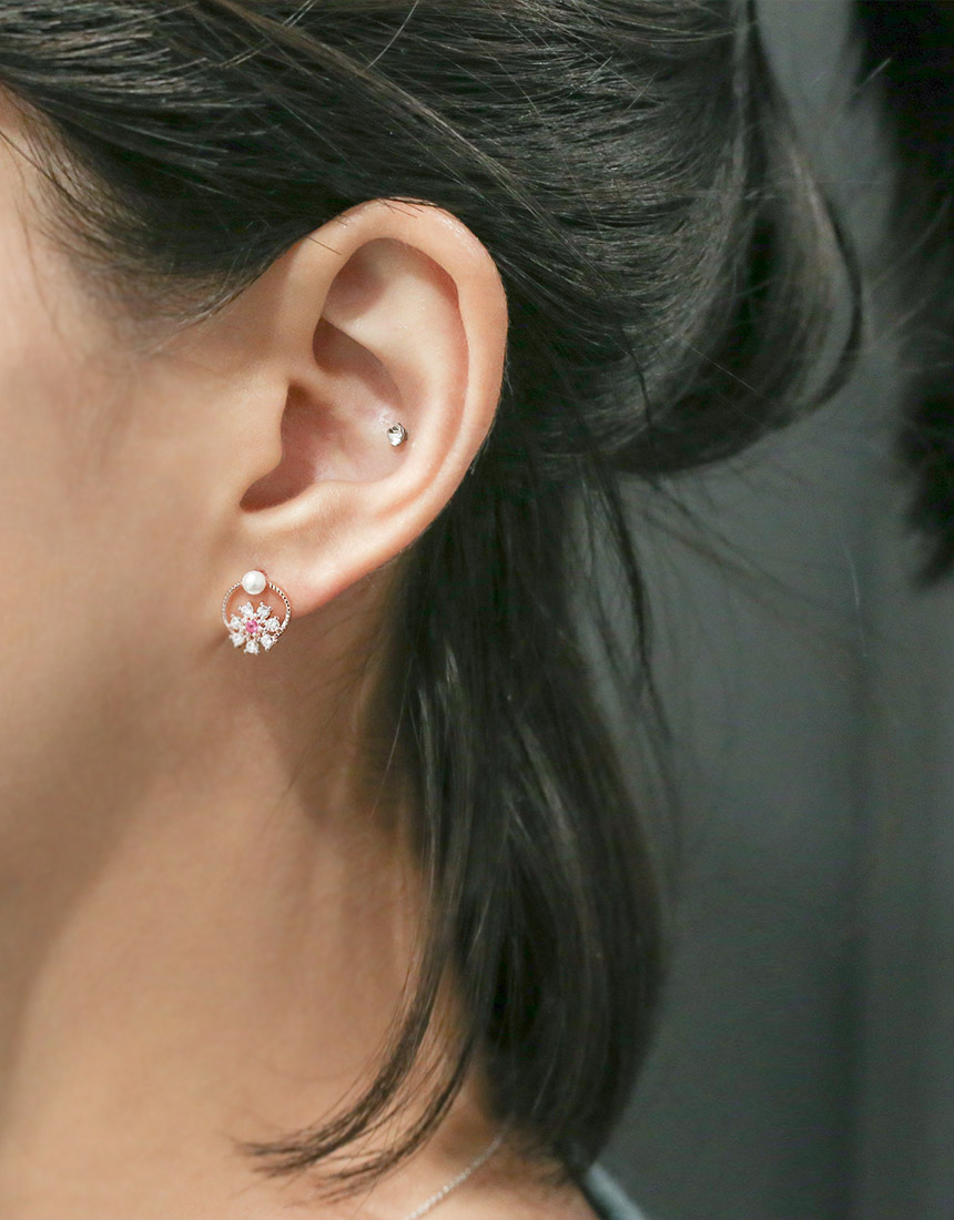 <b><p>Lever Pearl round flow bic ring College student</p></b><b><p>ルボ 真珠 ラウンド フラワー キュービック イヤリング 大学生デイリール クラシコーディネート</p></b><br /><br /><p align='center'>