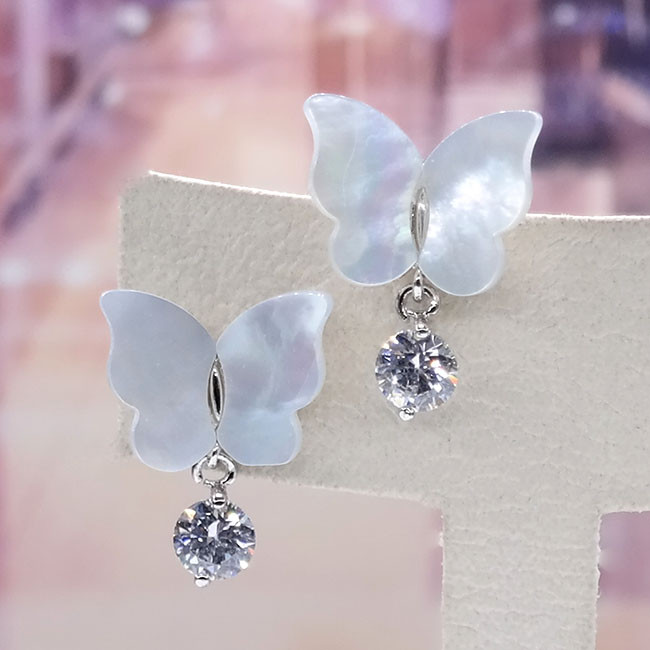 <b><p>Eileen Natty Buerfly Earrings ajje18357 Vivid</p></b><b><p>アイリーン 螺鈿の弓のイヤリング ajje18357 生気溌剌と 特別な贈り物 センスのある女性</p></b><br /><br /><p align='center'>