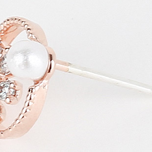 <b><p>Lever Pearl round flow bic ring College student</p></b><b><p>ルボ 真珠 ラウンド フラワー キュービック イヤリング 大学生デイリール クラシコーディネート</p></b><br /><br /><p align='center'>