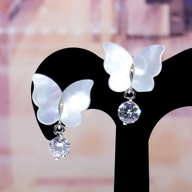 <b><p>Eileen Natty Buerfly Earrings ajje18357 Vivid</p></b><b><p>アイリーン 螺鈿の弓のイヤリング ajje18357 生気溌剌と 特別な贈り物 センスのある女性</p></b><br /><br /><p align='center'>