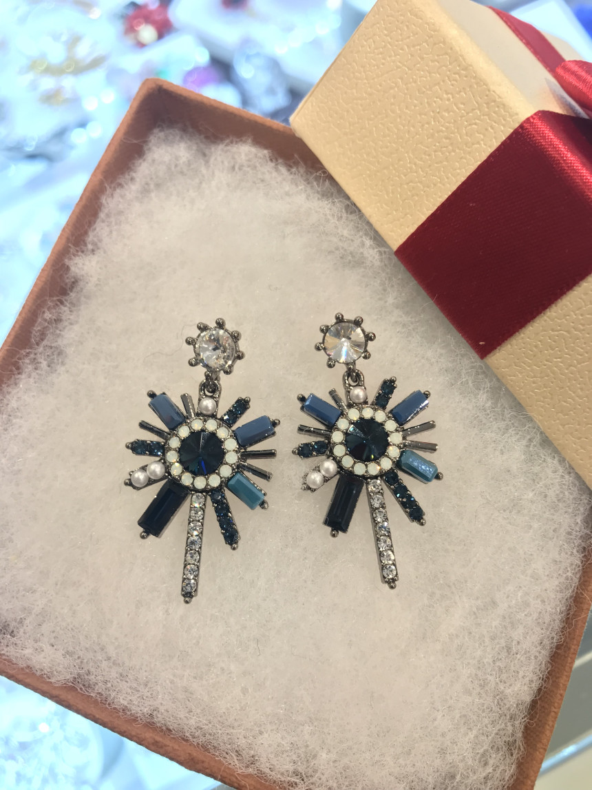 <b><p>JJ.QUEEN Queen Bl Chse earring EL00432</p></b><b><p>JJ.QUEEN クイーン ブルー体 イヤリング EL00432</p></b><br /><br /><p align='center'>