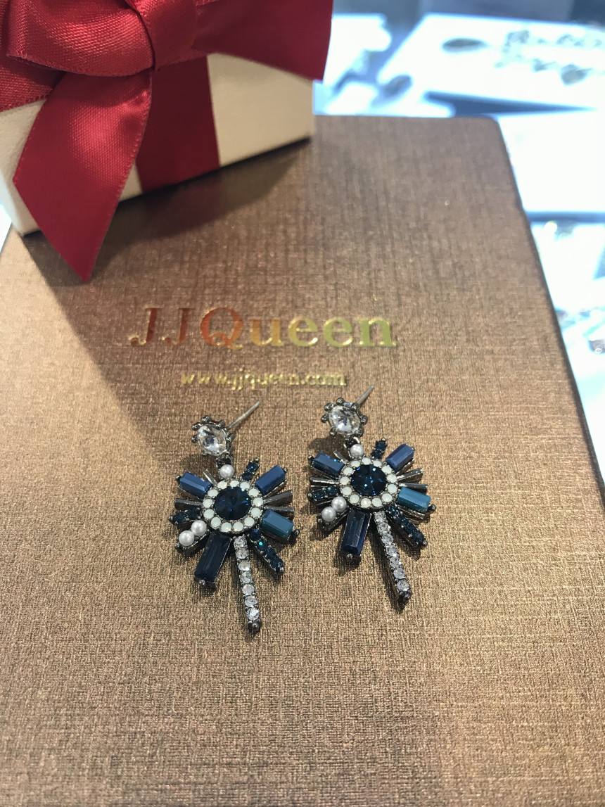 <b><p>JJ.QUEEN Queen Bl Chse earring EL00432</p></b><b><p>JJ.QUEEN クイーン ブルー体 イヤリング EL00432</p></b><br /><br /><p align='center'>