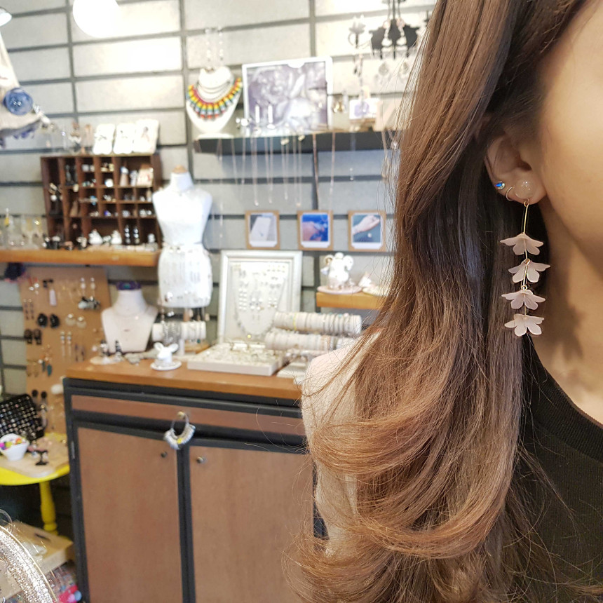 <b><p>Dyed flowers HOMAIKA Drop earring</p></b><b><p>染色花 ホマイカ ドロップ イヤリング</p></b><br /><br /><p align='center'>