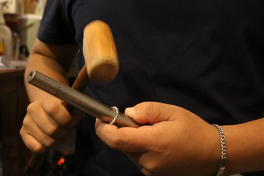 <b><p>Spring new arval Silver bum Glitt St se Layed</p></b><b><p>春身上 銀の指輪 輝く 別セッティング 重ね着 センスある コーディネート ペピスタイル</p></b><br /><br /><p align='center'>