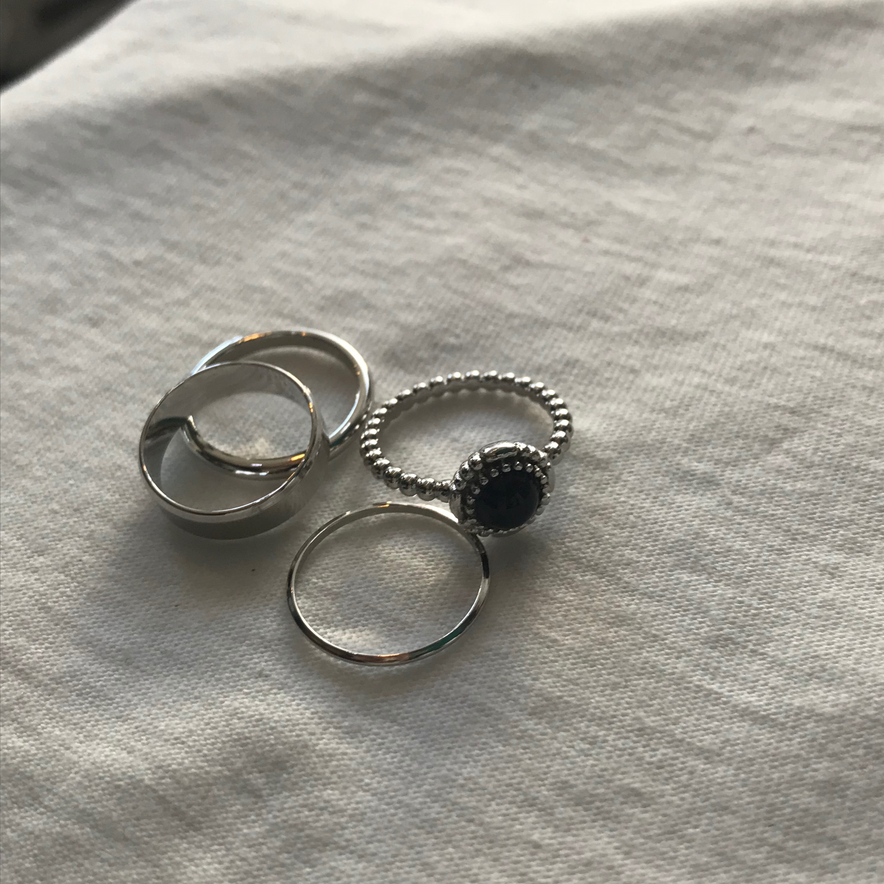 <b><p>Layered ring 4 species set Stylish Accso</p></b><b><p>重ね着 リング 4種 セット スタイリッシュな アクセサリー 感性 20代の女性</p></b><br /><br /><p align='center'>