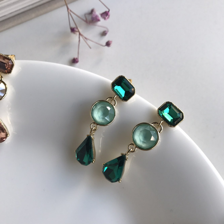 <b><p>Pony Color cubic Drop Earrings 5c Look-Ahead</p></b><b><p>ポニー カラーキュービック ドロップイヤリング 5色 出勤ルコーディネート 結婚式の祝賀客</p></b><br /><br /><p align='center'>