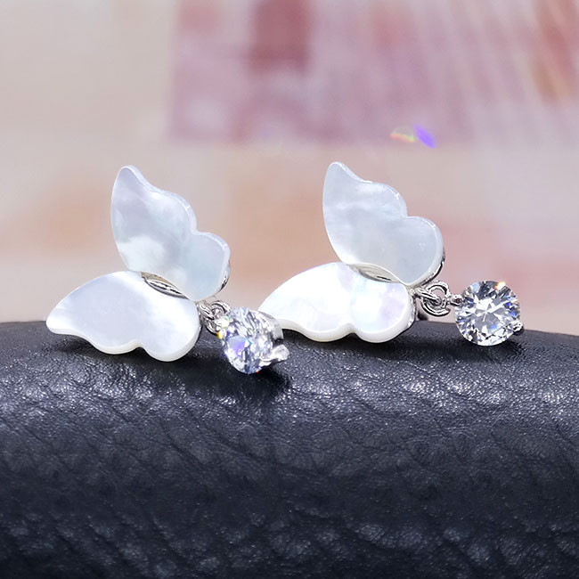 <b><p>Eileen Natty Buerfly Earrings ajje18357 Vivid</p></b><b><p>アイリーン 螺鈿の弓のイヤリング ajje18357 生気溌剌と 特別な贈り物 センスのある女性</p></b><br /><br /><p align='center'>