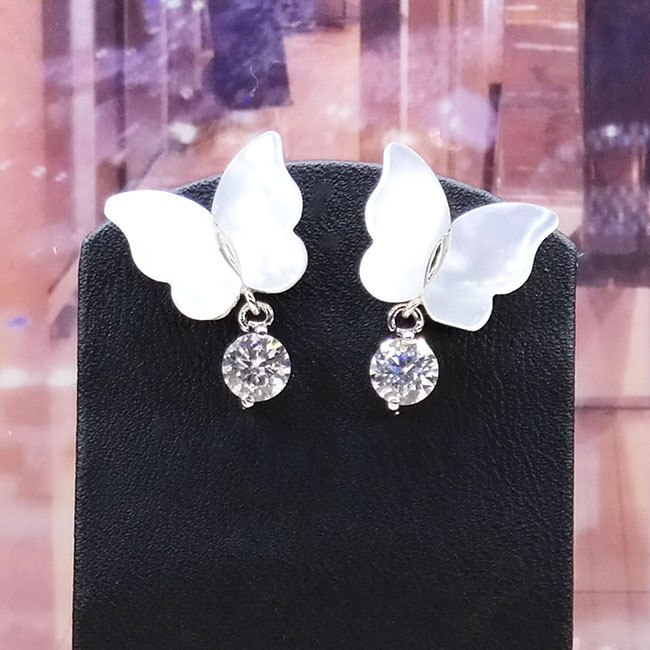<b><p>Eileen Natty Buerfly Earrings ajje18357 Vivid</p></b><b><p>アイリーン 螺鈿の弓のイヤリング ajje18357 生気溌剌と 特別な贈り物 センスのある女性</p></b><br /><br /><p align='center'>