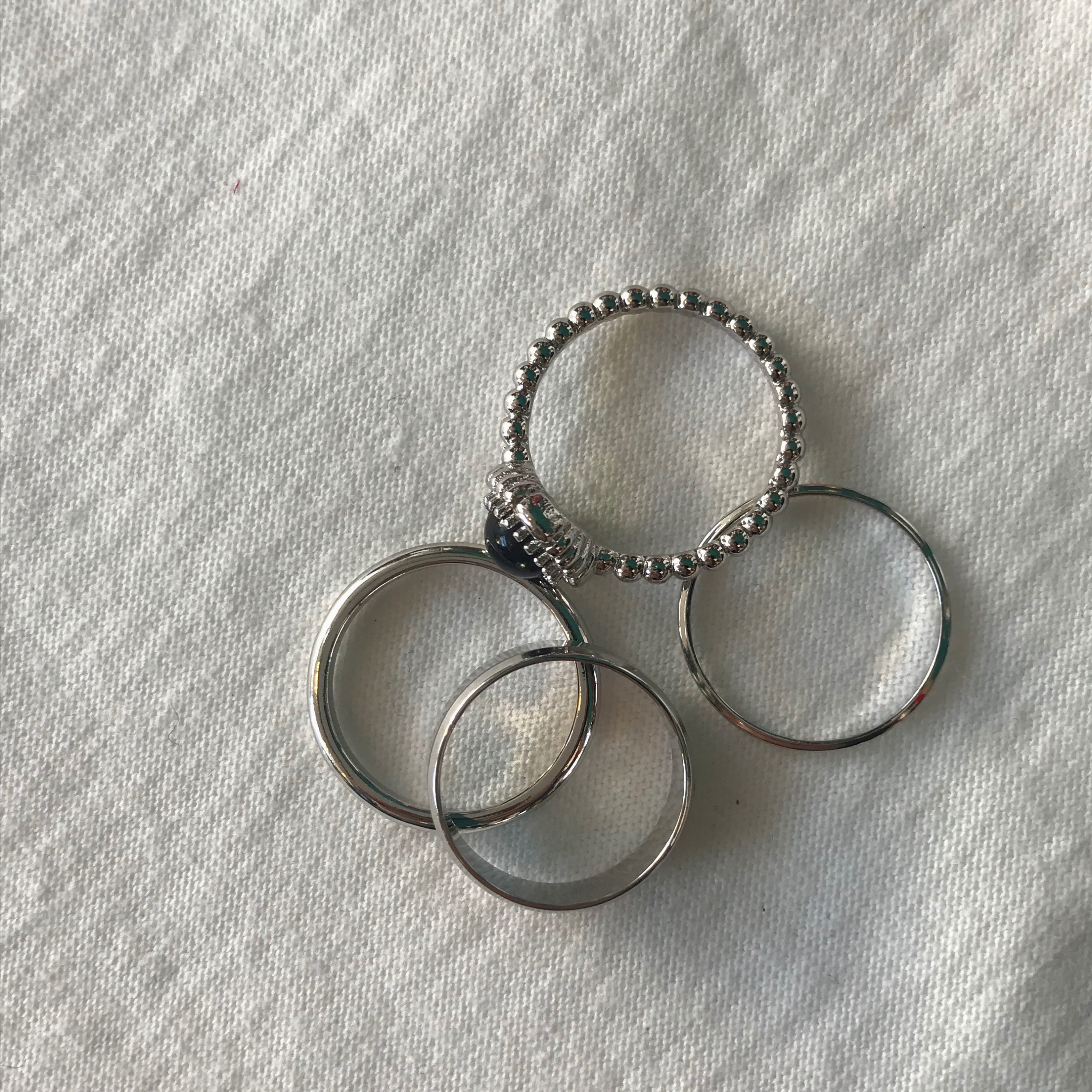 <b><p>Layered ring 4 species set Stylish Accso</p></b><b><p>重ね着 リング 4種 セット スタイリッシュな アクセサリー 感性 20代の女性</p></b><br /><br /><p align='center'>