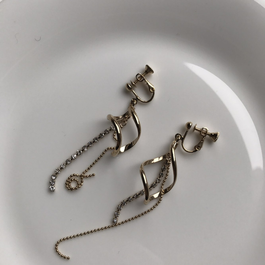 <b><p>Possible eaves Sonia Cubic Lg Drop rring</p></b><b><p>グィチ可能 ソニア キュービック ロング ドロップ イヤリ フェミニンコーディネート</p></b><br /><br /><p align='center'>