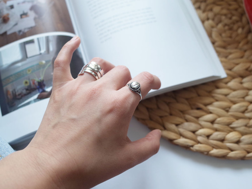 <b><p>Antique Ellipse Silv ring Refed Luxuous Chic</p></b><b><p>アンティーク 楕円 シルバーリング 洗練された 豪華な シックな スタイリッシュな</p></b><br /><br /><p align='center'>