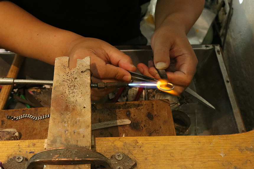 <b><p>Spring new arval Silver bum Glitt St se Layed</p></b><b><p>春身上 銀の指輪 輝く 別セッティング 重ね着 センスある コーディネート ペピスタイル</p></b><br /><br /><p align='center'>