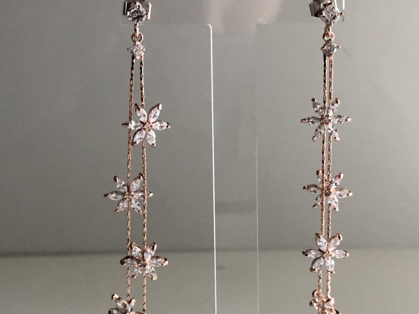<b><p>flower Drop earring Cubic Antique chandeli</p></b><b><p>フラワー ドロップ イヤリング キュービック アンティーク シャンデリア クリスタル</p></b><br /><br /><p align='center'>