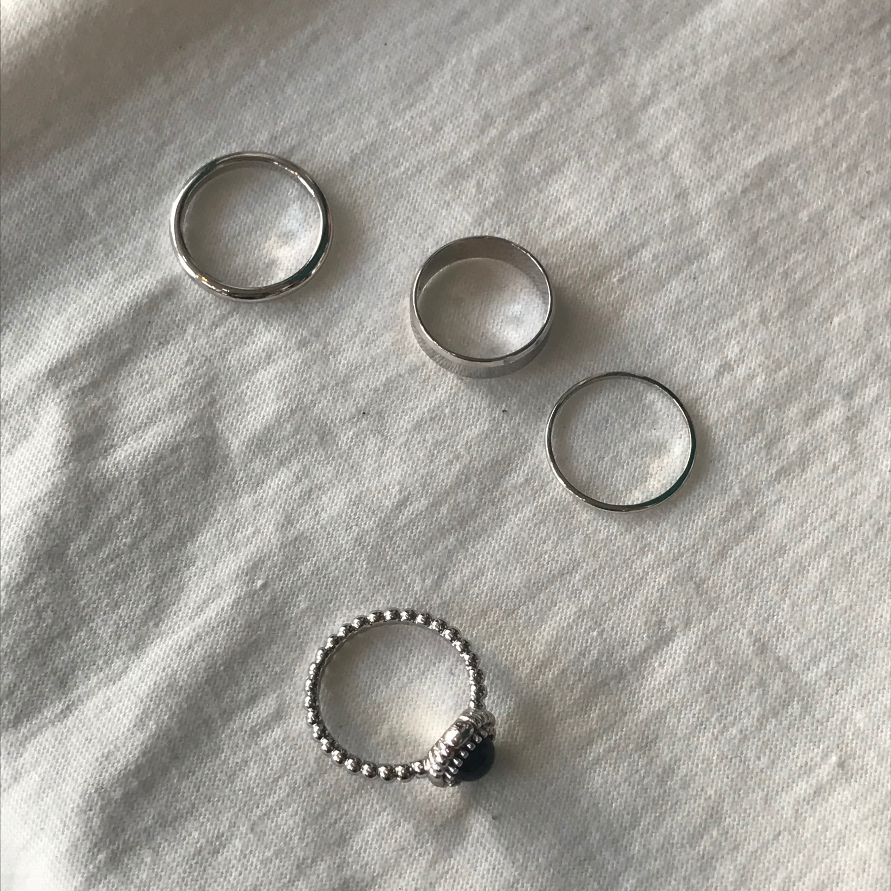 <b><p>Layered ring 4 species set Stylish Accso</p></b><b><p>重ね着 リング 4種 セット スタイリッシュな アクセサリー 感性 20代の女性</p></b><br /><br /><p align='center'>