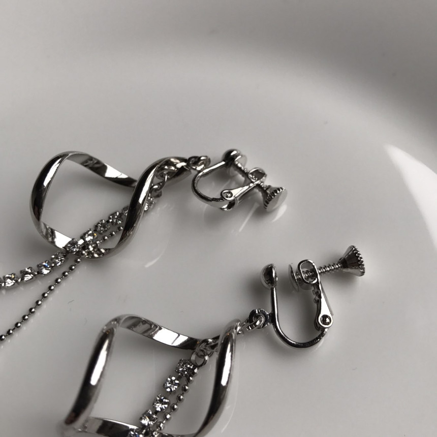 <b><p>Possible eaves Sonia Cubic Lg Drop rring</p></b><b><p>グィチ可能 ソニア キュービック ロング ドロップ イヤリ フェミニンコーディネート</p></b><br /><br /><p align='center'>