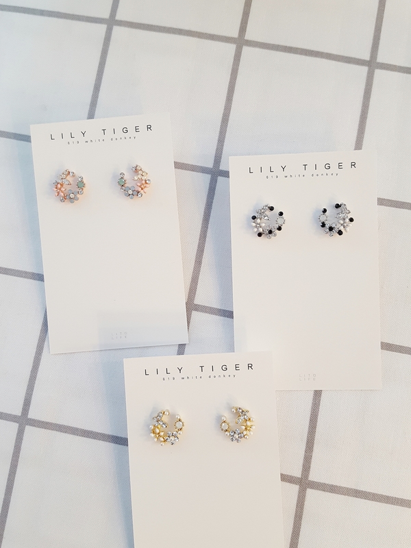 <b><p>Sweet Cubic flor earring Silver Accessy Ste</p></b><b><p>スイート キュービック フラワー イヤリング ウンチム アクセサリー通販 華やかな</p></b><br /><br /><p align='center'>