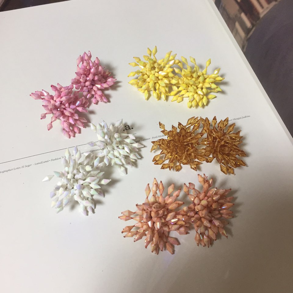 <b><p>Kim Hee-sun Na Yog st Biz Firecracker Bold</p></b><b><p>キム・ヒソン ナヨン セント ビーズ 爆竹 ボールド カラー イヤリング ホワイト</p></b><br /><br /><p align='center'>