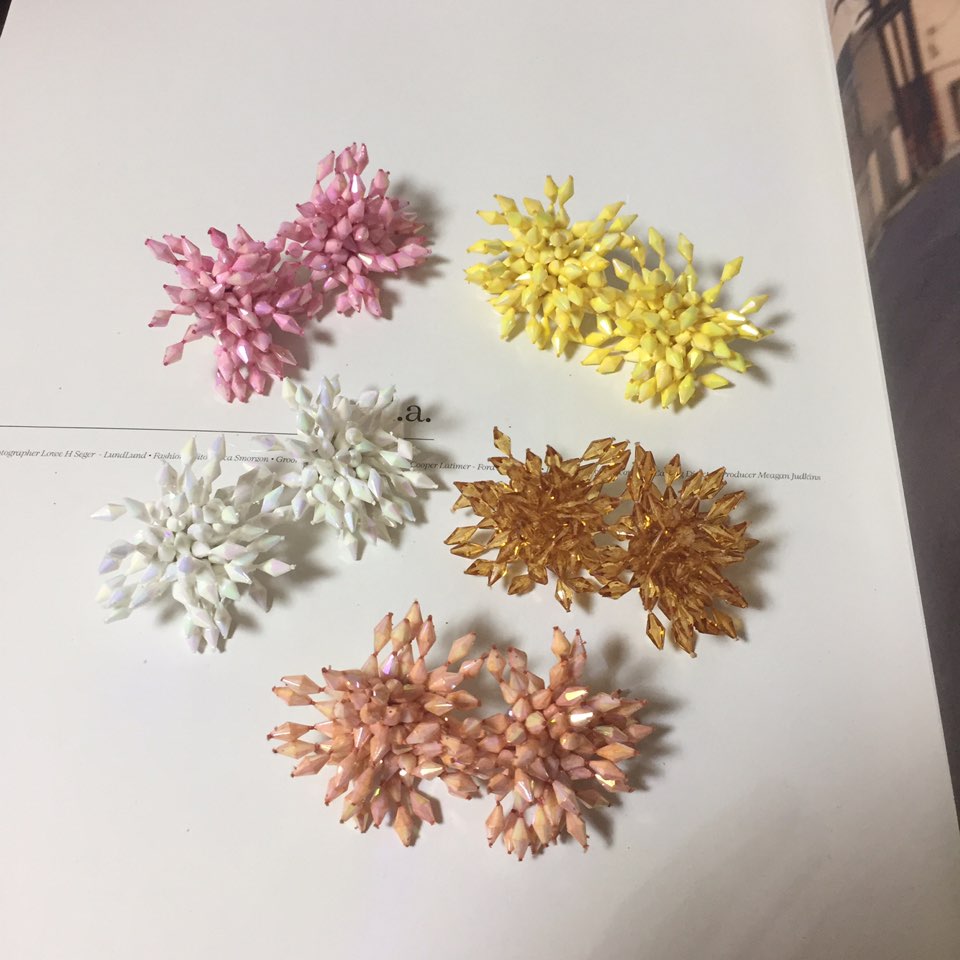 <b><p>Kim Hee-sun Na Yog st Biz Firecracker Bold</p></b><b><p>キム・ヒソン ナヨン セント ビーズ 爆竹 ボールド カラー イヤリング ホワイト</p></b><br /><br /><p align='center'>