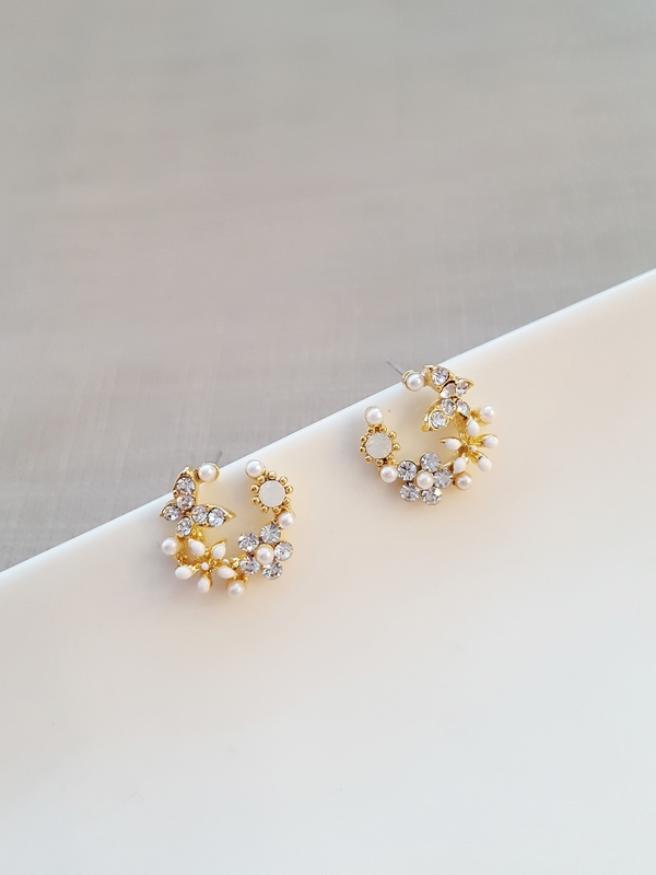 <b><p>Sweet Cubic flor earring Silver Accessy Ste</p></b><b><p>スイート キュービック フラワー イヤリング ウンチム アクセサリー通販 華やかな</p></b><br /><br /><p align='center'>