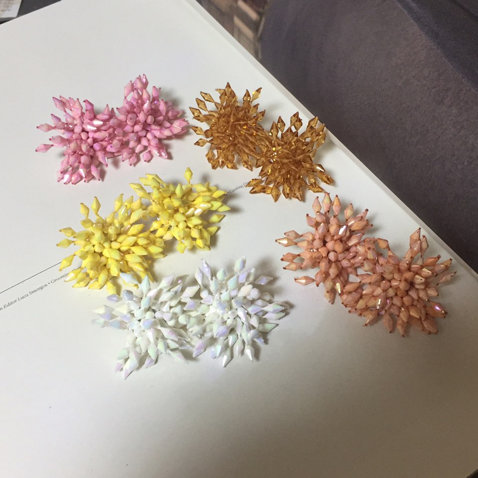 <b><p>Kim Hee-sun Na Yog st Biz Firecracker Bold</p></b><b><p>キム・ヒソン ナヨン セント ビーズ 爆竹 ボールド カラー イヤリング ホワイト</p></b><br /><br /><p align='center'>