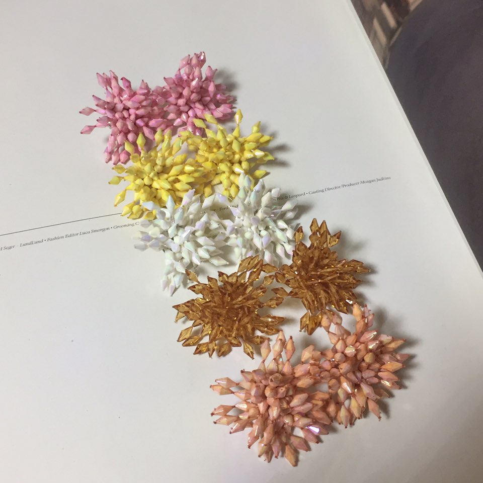 <b><p>Kim Hee-sun Na Yog st Biz Firecracker Bold</p></b><b><p>キム・ヒソン ナヨン セント ビーズ 爆竹 ボールド カラー イヤリング ホワイト</p></b><br /><br /><p align='center'>