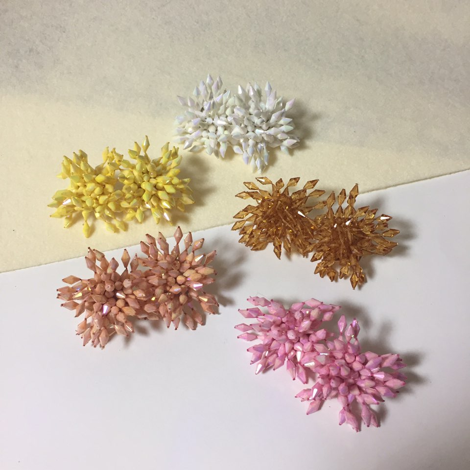 <b><p>Kim Hee-sun Na Yog st Biz Firecracker Bold</p></b><b><p>キム・ヒソン ナヨン セント ビーズ 爆竹 ボールド カラー イヤリング ホワイト</p></b><br /><br /><p align='center'>