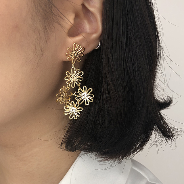 <b><p>Blossom fwer Drop earring vely Sp coordation</p></b><b><p>ブロッサム フラワー ドプ イヤリング ラブリー 春のコーディネート ロマンチックスタイル</p></b><br /><br /><p align='center'>