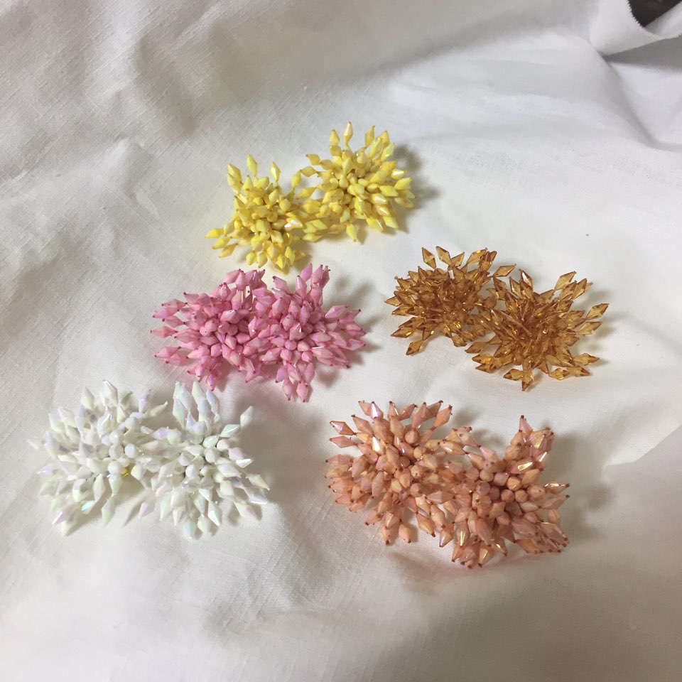 <b><p>Kim Hee-sun Na Yog st Biz Firecracker Bold</p></b><b><p>キム・ヒソン ナヨン セント ビーズ 爆竹 ボールド カラー イヤリング ホワイト</p></b><br /><br /><p align='center'>