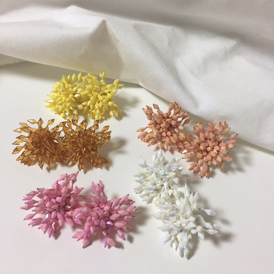 <b><p>Kim Hee-sun Na Yog st Biz Firecracker Bold</p></b><b><p>キム・ヒソン ナヨン セント ビーズ 爆竹 ボールド カラー イヤリング ホワイト</p></b><br /><br /><p align='center'>