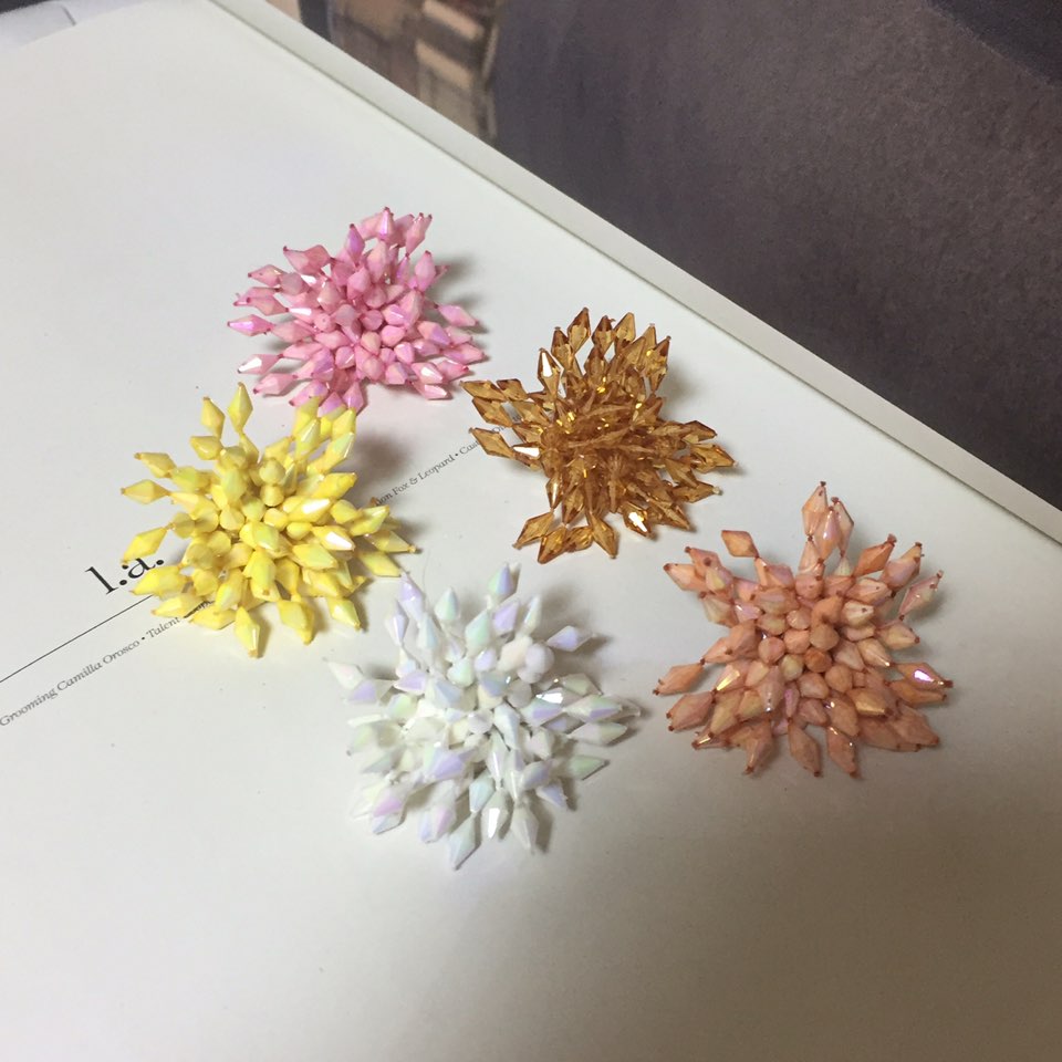 <b><p>Kim Hee-sun Na Yog st Biz Firecracker Bold</p></b><b><p>キム・ヒソン ナヨン セント ビーズ 爆竹 ボールド カラー イヤリング ホワイト</p></b><br /><br /><p align='center'>