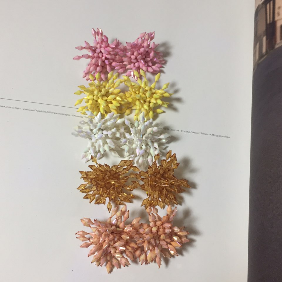 <b><p>Kim Hee-sun Na Yog st Biz Firecracker Bold</p></b><b><p>キム・ヒソン ナヨン セント ビーズ 爆竹 ボールド カラー イヤリング ホワイト</p></b><br /><br /><p align='center'>