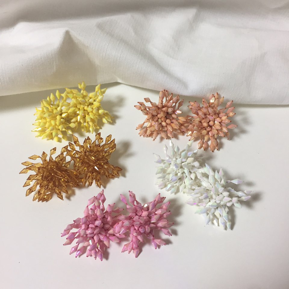 <b><p>Kim Hee-sun Na Yog st Biz Firecracker Bold</p></b><b><p>キム・ヒソン ナヨン セント ビーズ 爆竹 ボールド カラー イヤリング ホワイト</p></b><br /><br /><p align='center'>