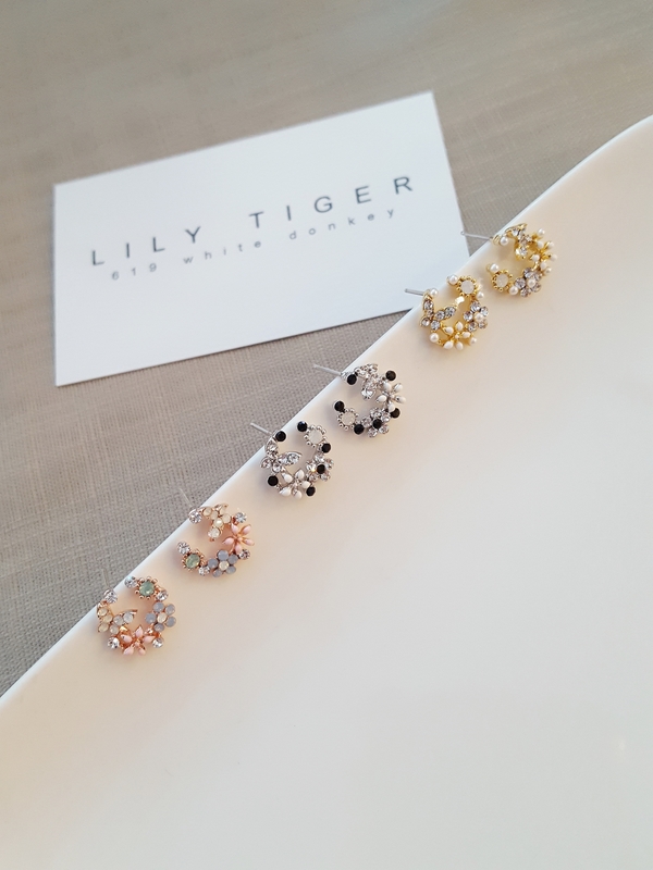 <b><p>Sweet Cubic flor earring Silver Accessy Ste</p></b><b><p>スイート キュービック フラワー イヤリング ウンチム アクセサリー通販 華やかな</p></b><br /><br /><p align='center'>