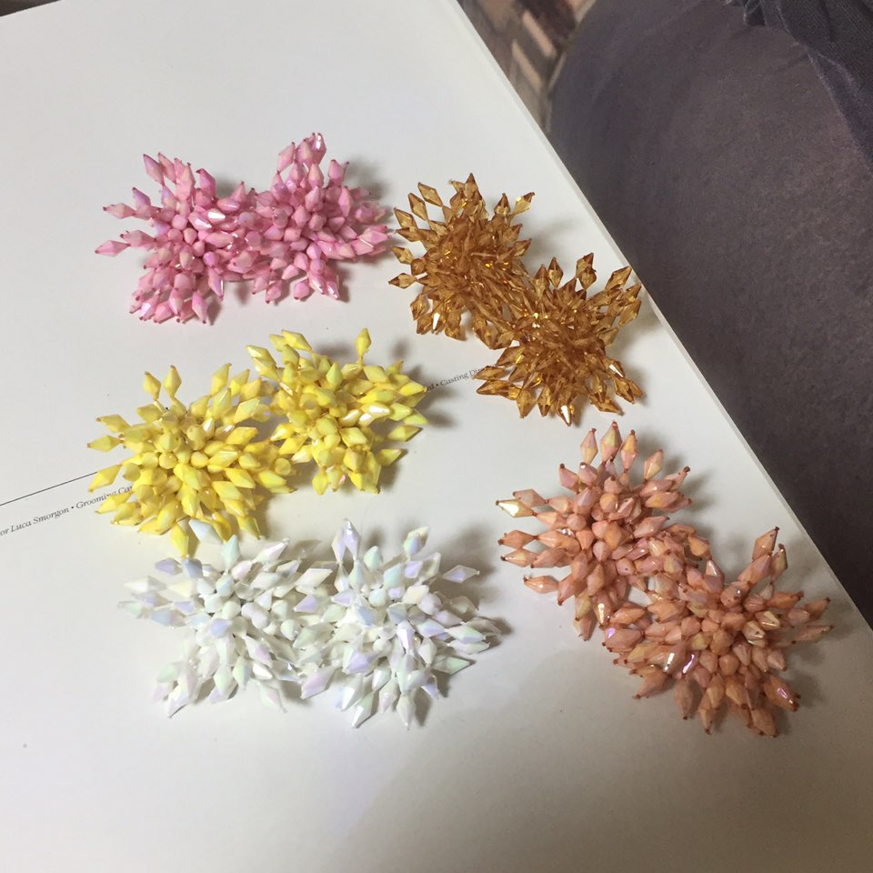 <b><p>Kim Hee-sun Na Yog st Biz Firecracker Bold</p></b><b><p>キム・ヒソン ナヨン セント ビーズ 爆竹 ボールド カラー イヤリング ホワイト</p></b><br /><br /><p align='center'>