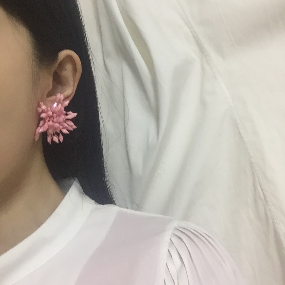 <b><p>Kim Hee-sun Na Yog st Biz Firecracker Bold</p></b><b><p>キム・ヒソン ナヨン セント ビーズ 爆竹 ボールド カラー イヤリング ホワイト</p></b><br /><br /><p align='center'>