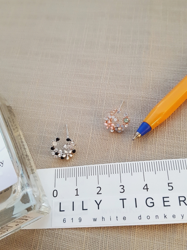 <b><p>Sweet Cubic flor earring Silver Accessy Ste</p></b><b><p>スイート キュービック フラワー イヤリング ウンチム アクセサリー通販 華やかな</p></b><br /><br /><p align='center'>