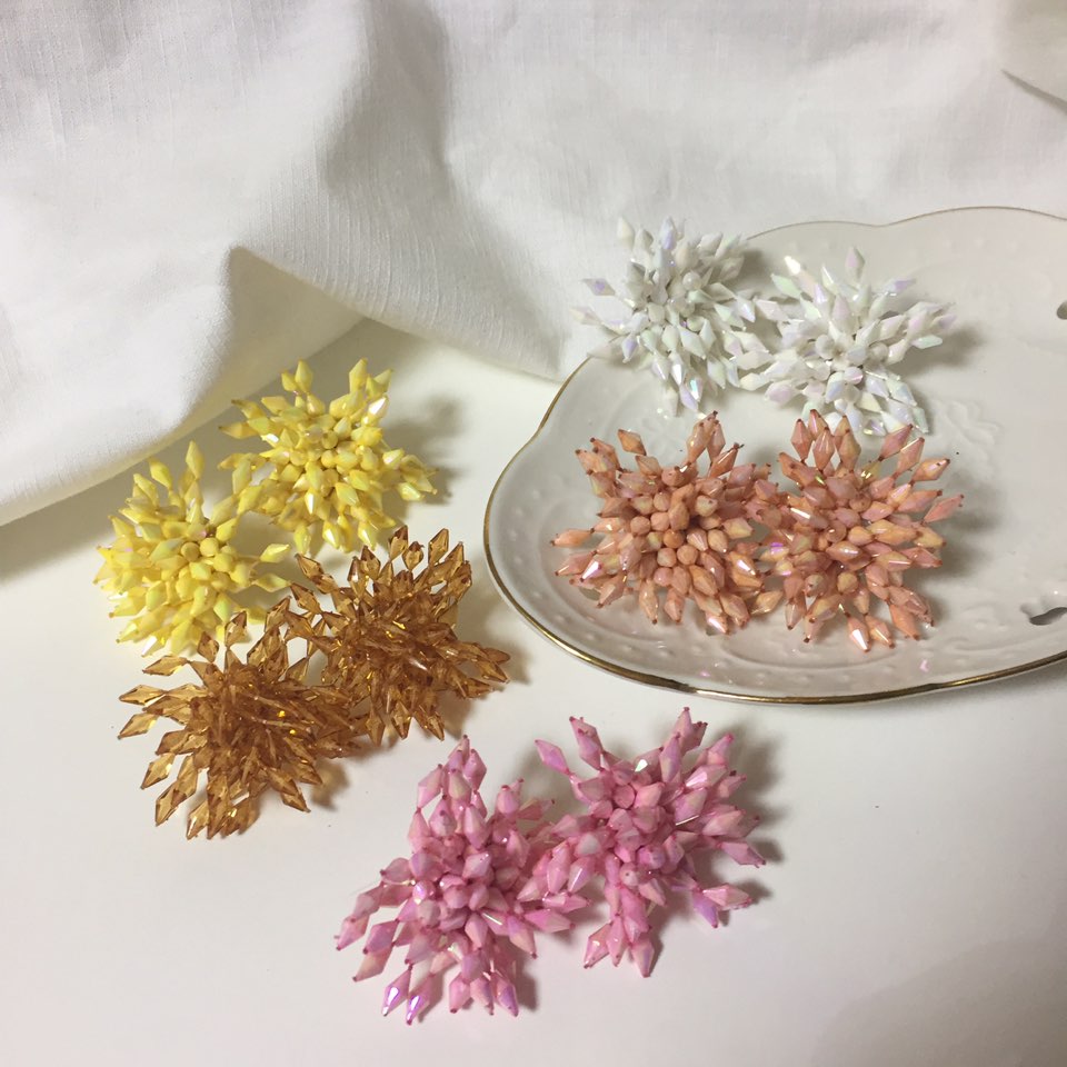 <b><p>Kim Hee-sun Na Yog st Biz Firecracker Bold</p></b><b><p>キム・ヒソン ナヨン セント ビーズ 爆竹 ボールド カラー イヤリング ホワイト</p></b><br /><br /><p align='center'>