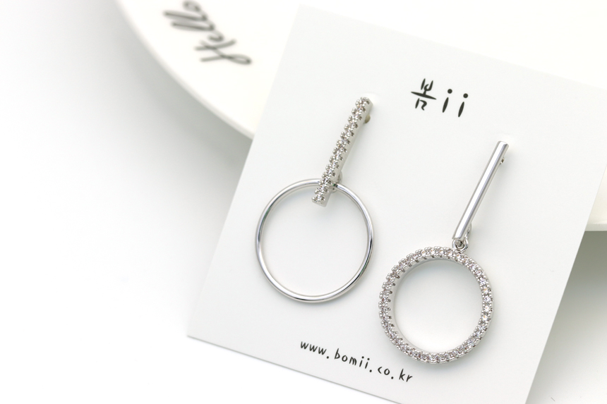 <b><p>Silver fing circle Unknown Drop earr Twenties</p></b><b><p>ウンチム サークル オンバル ドロップ イヤリング 20代の女性 ランス キュービック</p></b><br /><br /><p align='center'>
