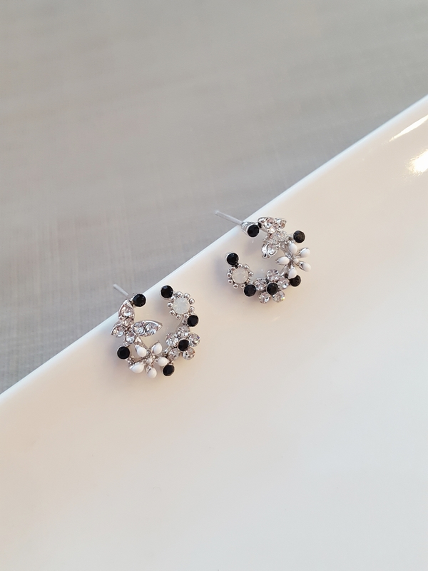 <b><p>Sweet Cubic flor earring Silver Accessy Ste</p></b><b><p>スイート キュービック フラワー イヤリング ウンチム アクセサリー通販 華やかな</p></b><br /><br /><p align='center'>
