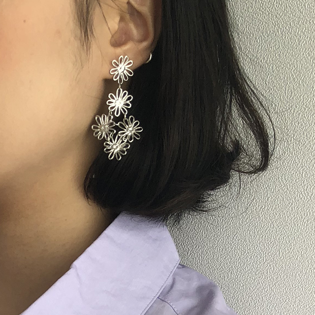 <b><p>Blossom fwer Drop earring vely Sp coordation</p></b><b><p>ブロッサム フラワー ドプ イヤリング ラブリー 春のコーディネート ロマンチックスタイル</p></b><br /><br /><p align='center'>