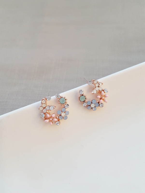 <b><p>Sweet Cubic flor earring Silver Accessy Ste</p></b><b><p>スイート キュービック フラワー イヤリング ウンチム アクセサリー通販 華やかな</p></b><br /><br /><p align='center'>