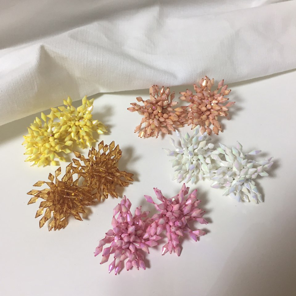 <b><p>Kim Hee-sun Na Yog st Biz Firecracker Bold</p></b><b><p>キム・ヒソン ナヨン セント ビーズ 爆竹 ボールド カラー イヤリング ホワイト</p></b><br /><br /><p align='center'>