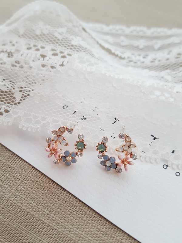 <b><p>Sweet Cubic flor earring Silver Accessy Ste</p></b><b><p>スイート キュービック フラワー イヤリング ウンチム アクセサリー通販 華やかな</p></b><br /><br /><p align='center'>