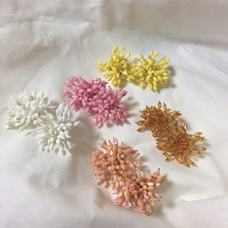 <b><p>Kim Hee-sun Na Yog st Biz Firecracker Bold</p></b><b><p>キム・ヒソン ナヨン セント ビーズ 爆竹 ボールド カラー イヤリング ホワイト</p></b><br /><br /><p align='center'>