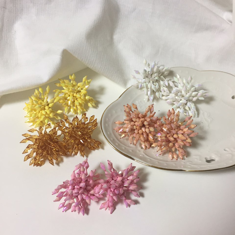 <b><p>Kim Hee-sun Na Yog st Biz Firecracker Bold</p></b><b><p>キム・ヒソン ナヨン セント ビーズ 爆竹 ボールド カラー イヤリング ホワイト</p></b><br /><br /><p align='center'>