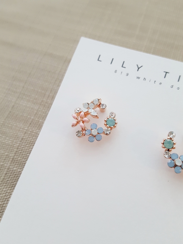 <b><p>Sweet Cubic flor earring Silver Accessy Ste</p></b><b><p>スイート キュービック フラワー イヤリング ウンチム アクセサリー通販 華やかな</p></b><br /><br /><p align='center'>