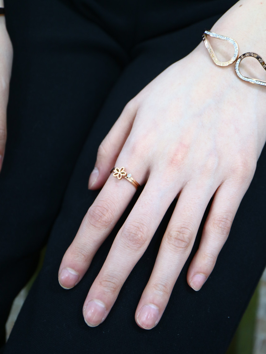 <b><p>titanium 1 flower jelry Layed ring Set sour</p></b><b><p>チタン 1 フラワー 宝石 重ね着 リング サンコム若々しく 知的な魅力の カジュアルな</p></b><br /><br /><p align='center'>